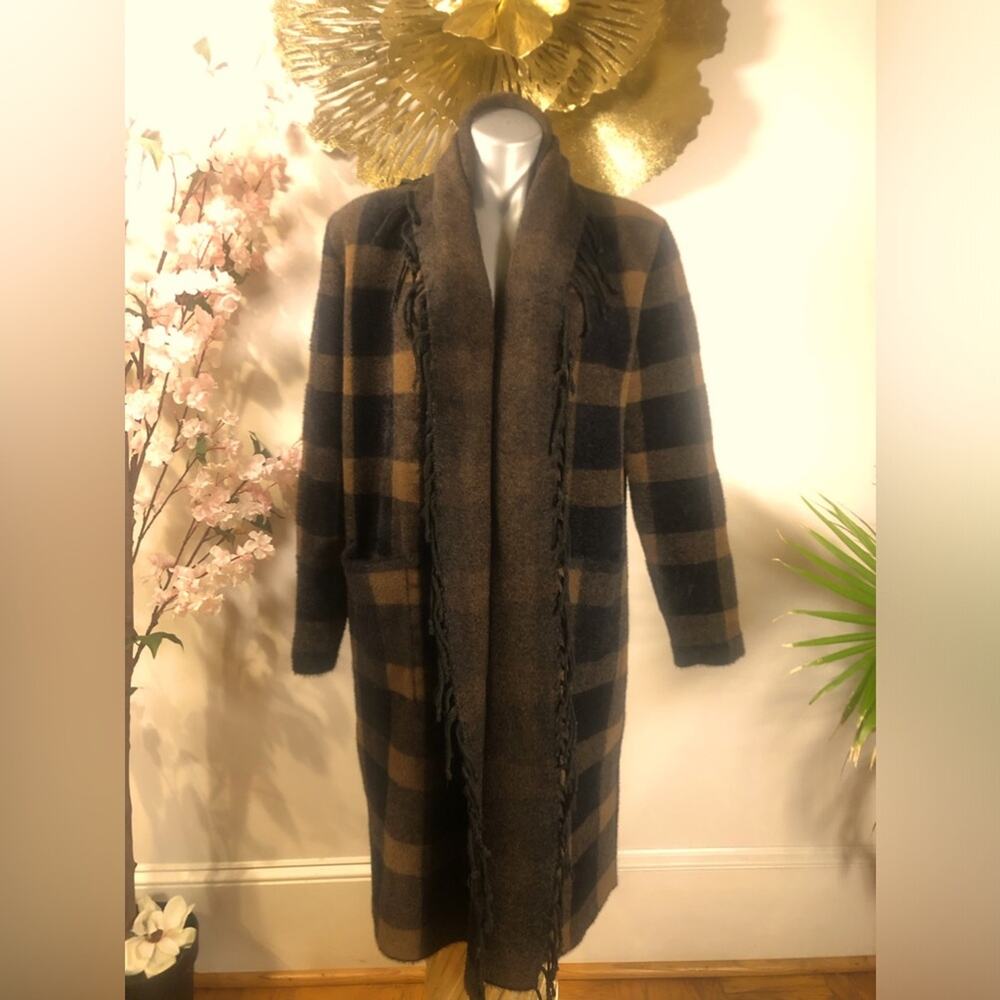 Long cardigan sweater checkered brown and back. Lysse
